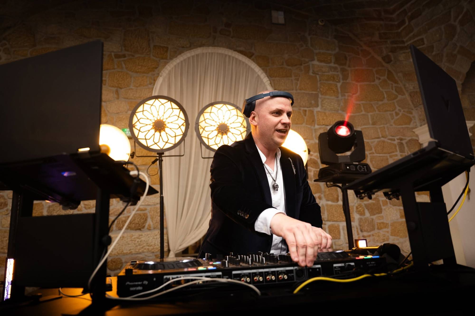 DJ na wesele Bolesławiec — Krzysiek przy konsolecie podczas imprezy